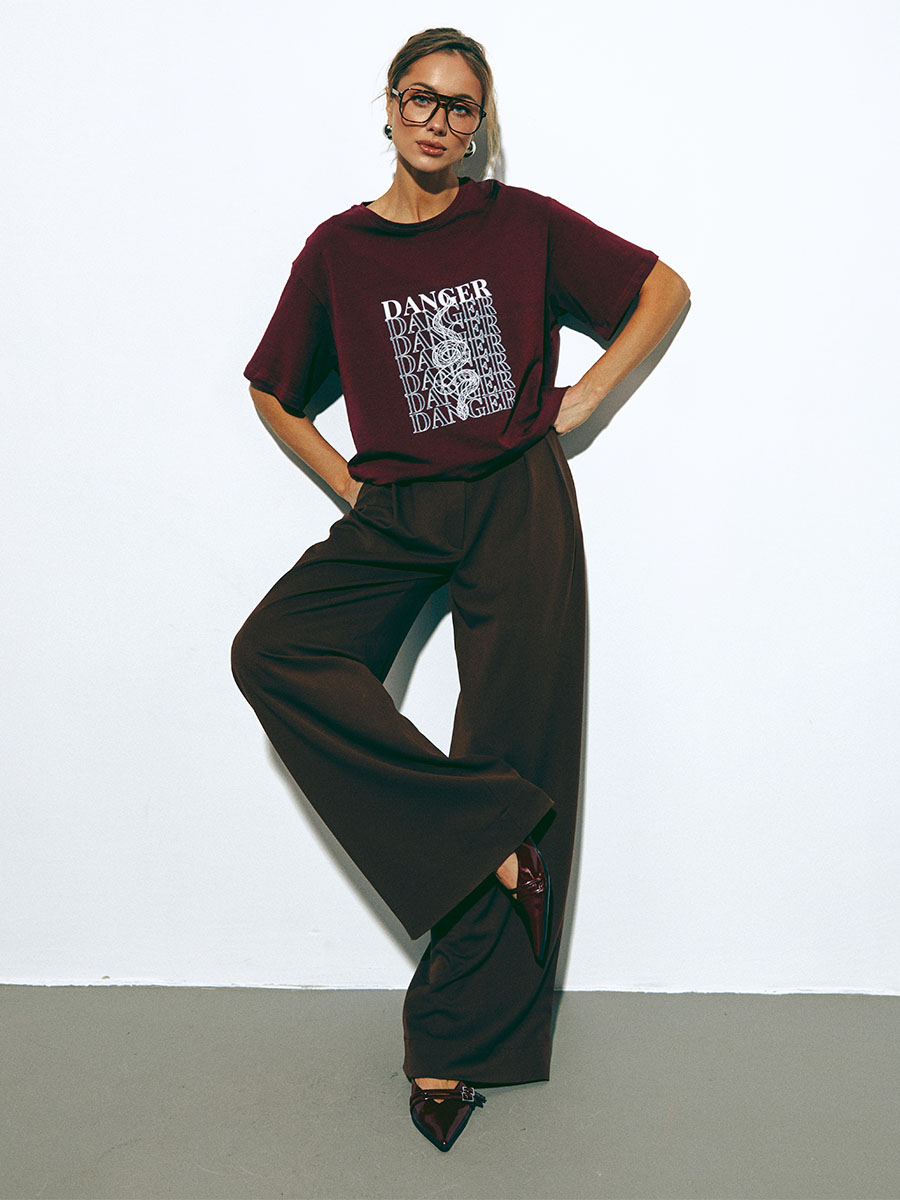 Koszulka oversize w kolorze burgundowym z nadrukiem DANGER 4 Koszulka oversize w kolorze burgundowym z nadrukiem DANGER 4